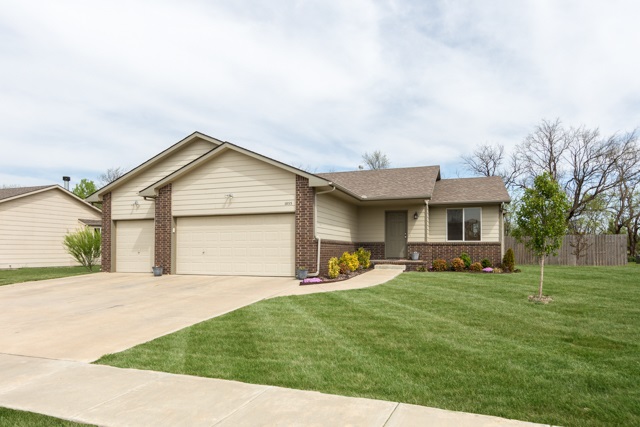 1055 E Splitwood Way Ct, Wichita, KS 67037