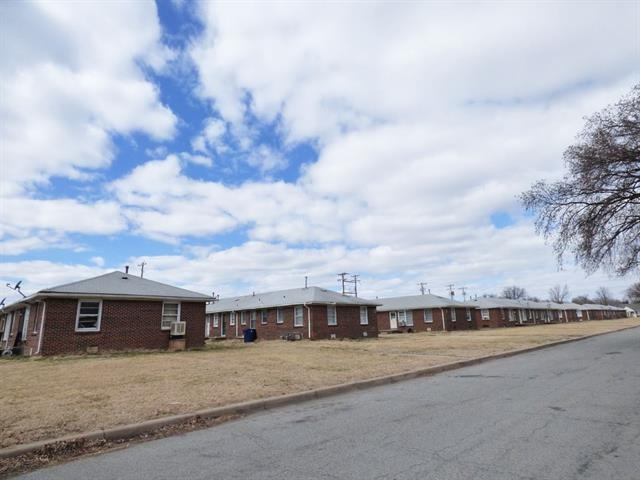 813 S Mission Rd, Wichita, KS 67207