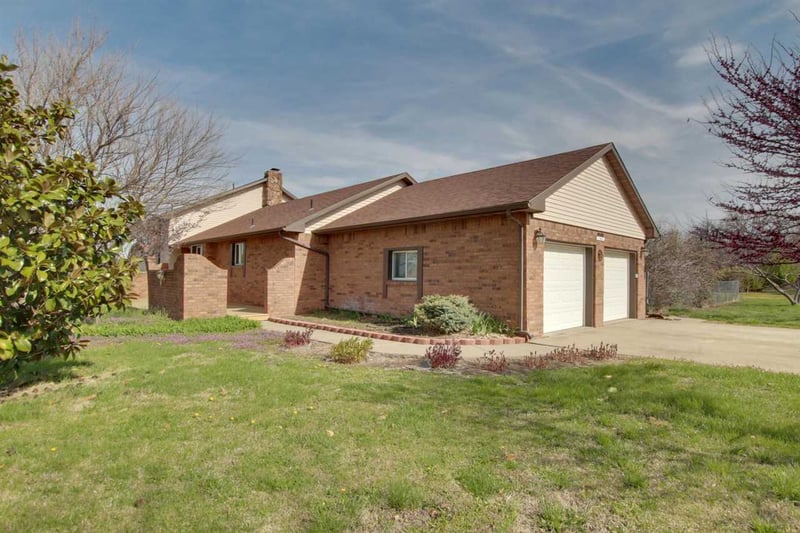 41 S Pony Meadows Dr, Wichita, KS 67232