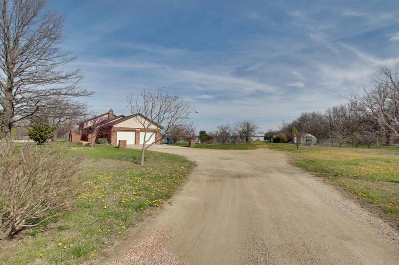 41 S Pony Meadows Dr, Wichita, KS 67232