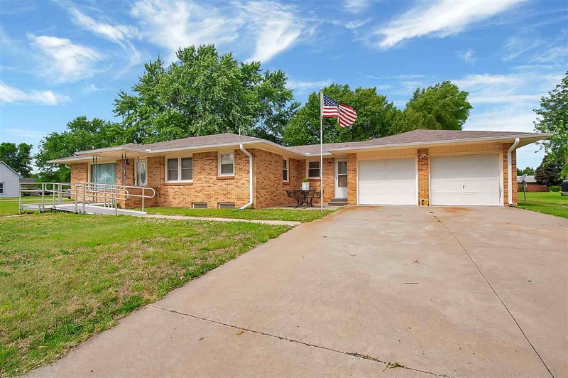 105 S Orchard St, Arlington, KS 67514