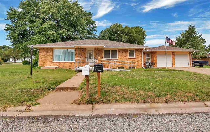 105 S Orchard St, Arlington, KS 67514