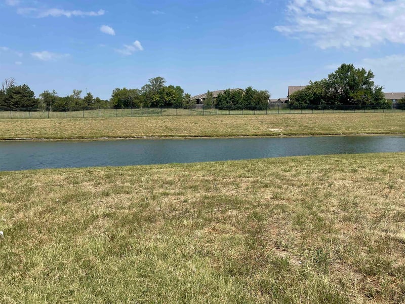 8482 E Deer Rn, Bel Aire, KS 67226