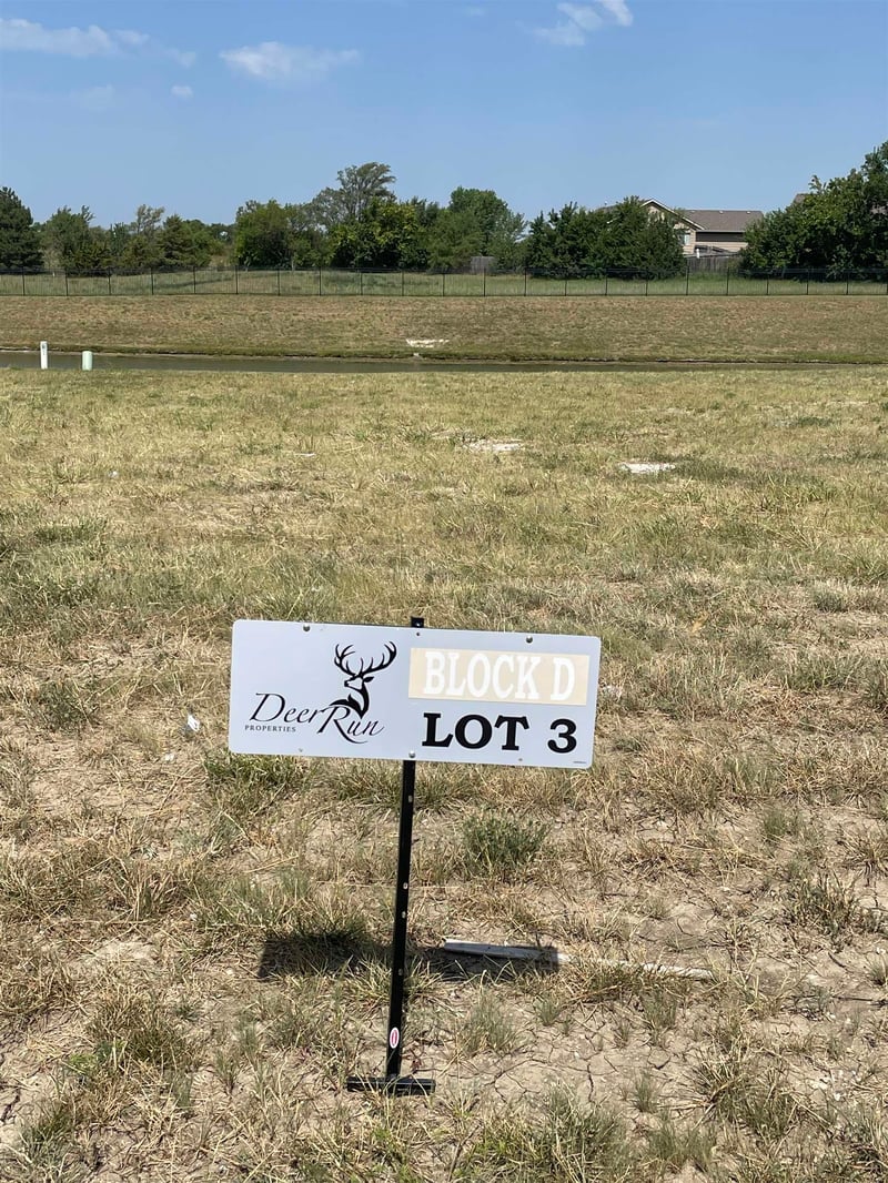 8482 E Deer Rn, Bel Aire, KS 67226