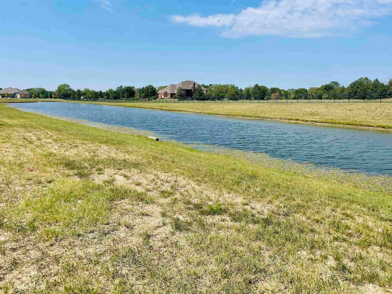 8466 Deer Rn, Bel Aire, KS 67226