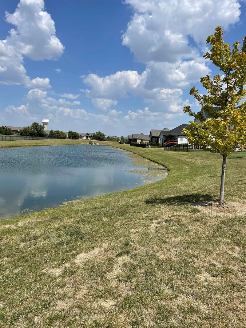 8466 Deer Rn, Bel Aire, KS 67226