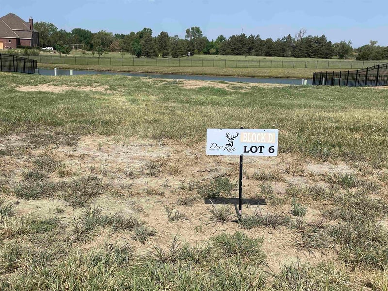 8466 Deer Rn, Bel Aire, KS 67226