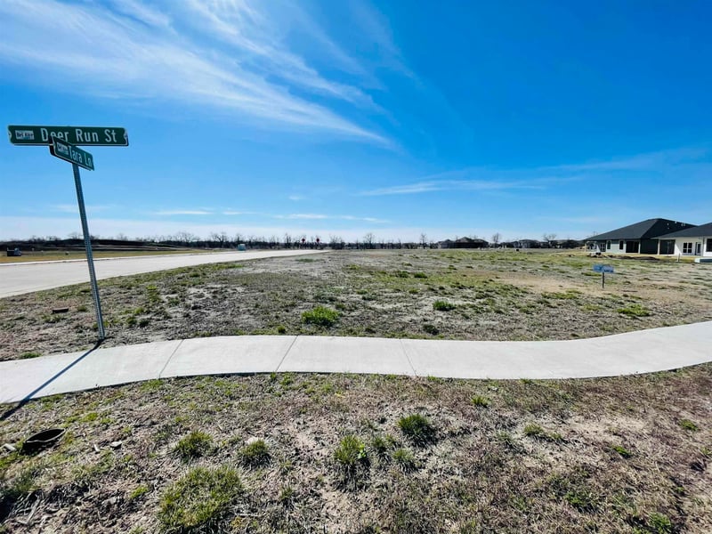 5151 Tara Ln, Bel Aire, KS 67226