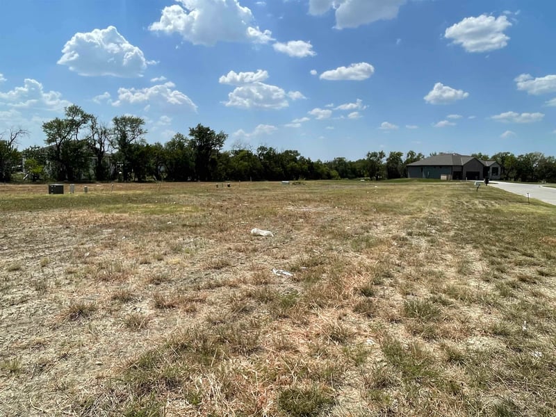 8385 Summerside Pl, Bel Aire, KS 67226