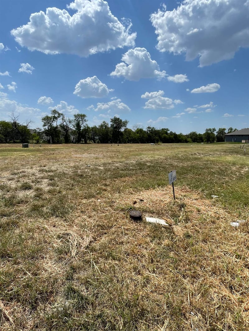 8385 Summerside Pl, Bel Aire, KS 67226