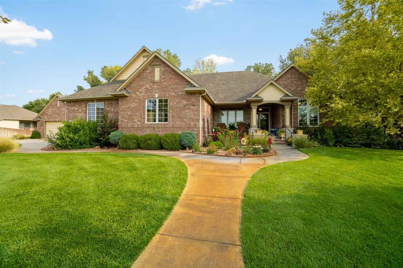 328 E Timber Creek St, Haysville, KS 67060