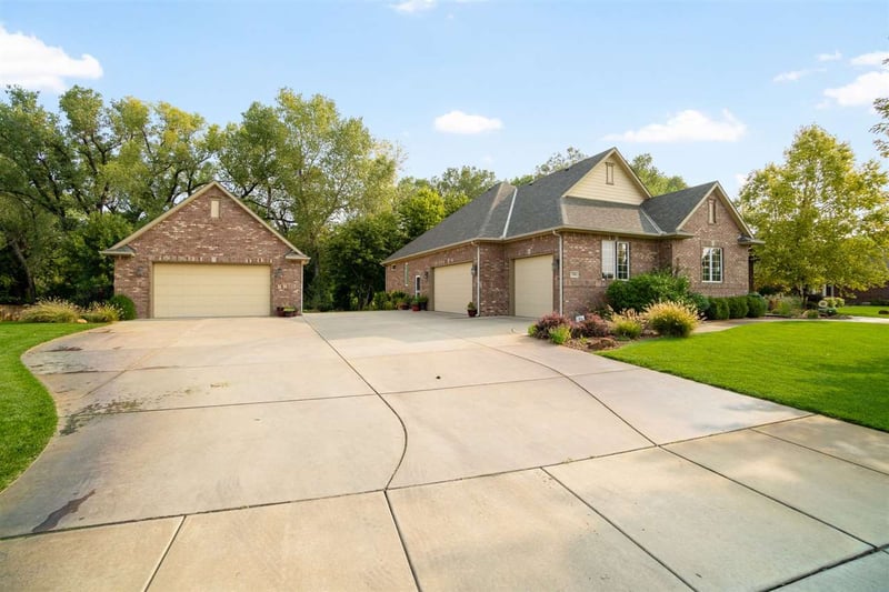 328 E Timber Creek St, Haysville, KS 67060
