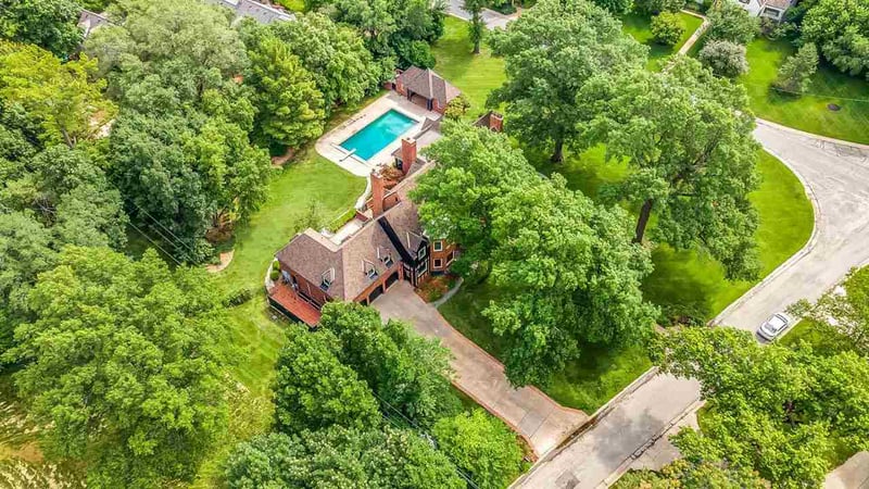8 E Lynwood Blvd, Eastborough, KS 67207