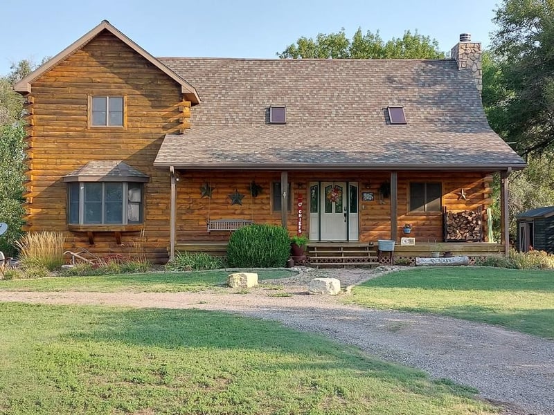 1905 S Riverton Rd, Hutchinson, KS 67501