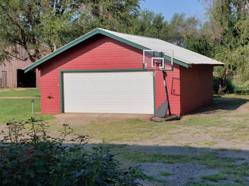 1905 S Riverton Rd, Hutchinson, KS 67501