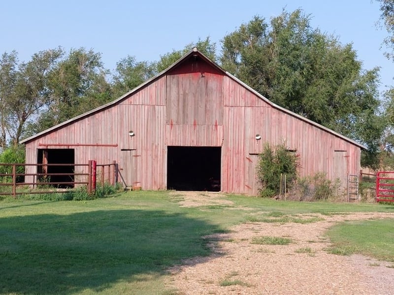 1905 S Riverton Rd, Hutchinson, KS 67501