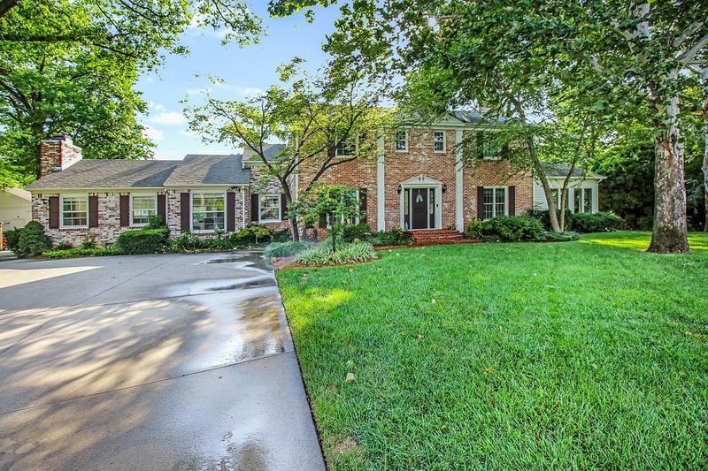 10 S Colonial Ct, Eastborough, KS 67207