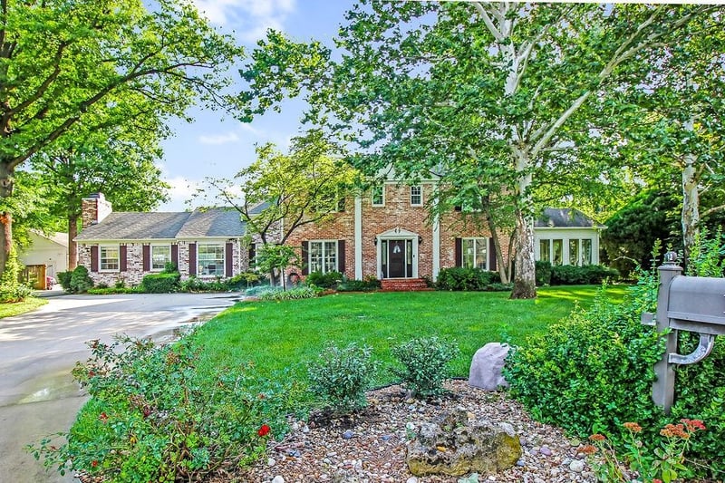 10 S Colonial Ct, Eastborough, KS 67207