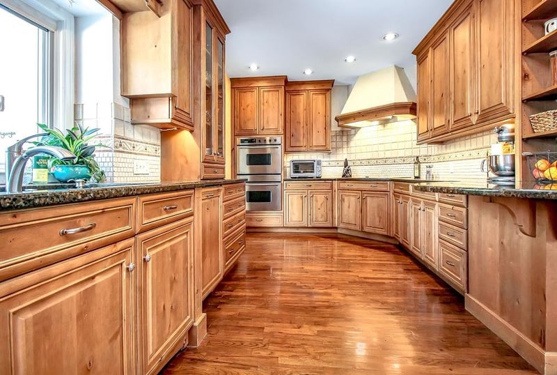 10 S Colonial Ct, Eastborough, KS 67207