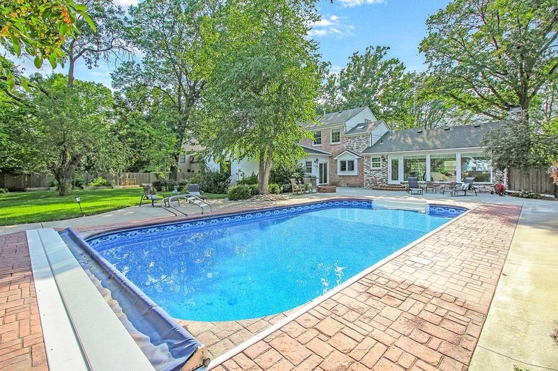 10 S Colonial Ct, Eastborough, KS 67207