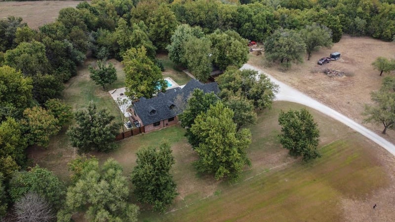 1011 Oaklawn Dr, Parkerfield, KS 67005