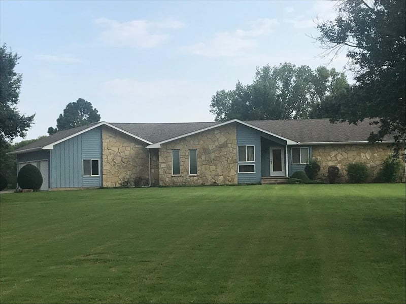 2025 E Pinebay St, Wichita, KS 67216