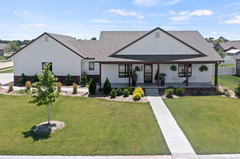 301 Redbud St, Moundridge, KS 67107