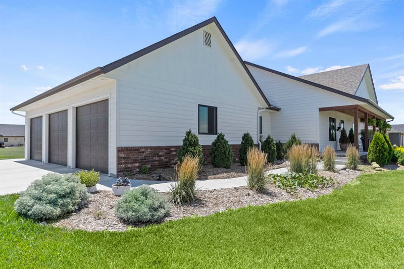 301 Redbud St, Moundridge, KS 67107