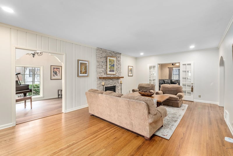 26 S Colonial Ct, Eastborough, KS 67207