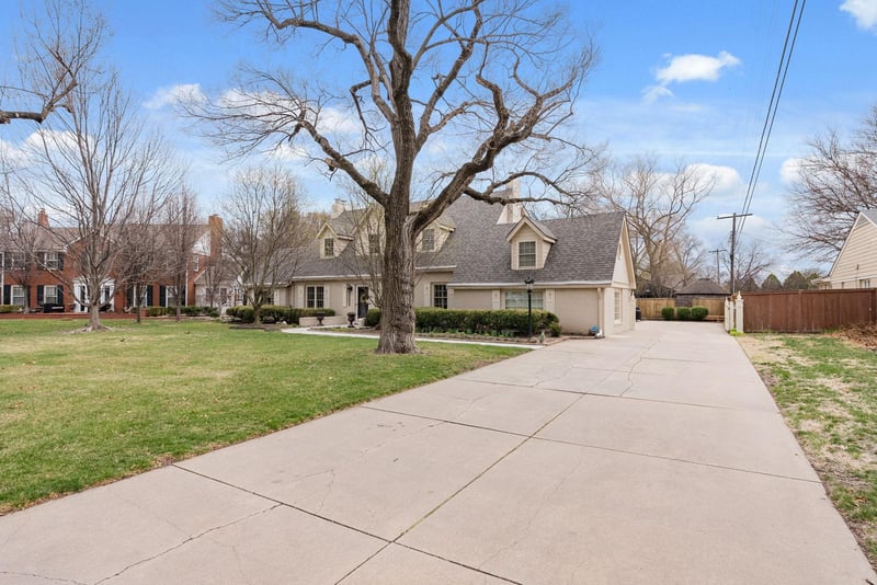 26 S Colonial Ct, Eastborough, KS 67207