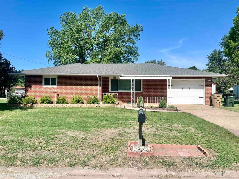 215 S Orchard St, Arlington, KS 67514