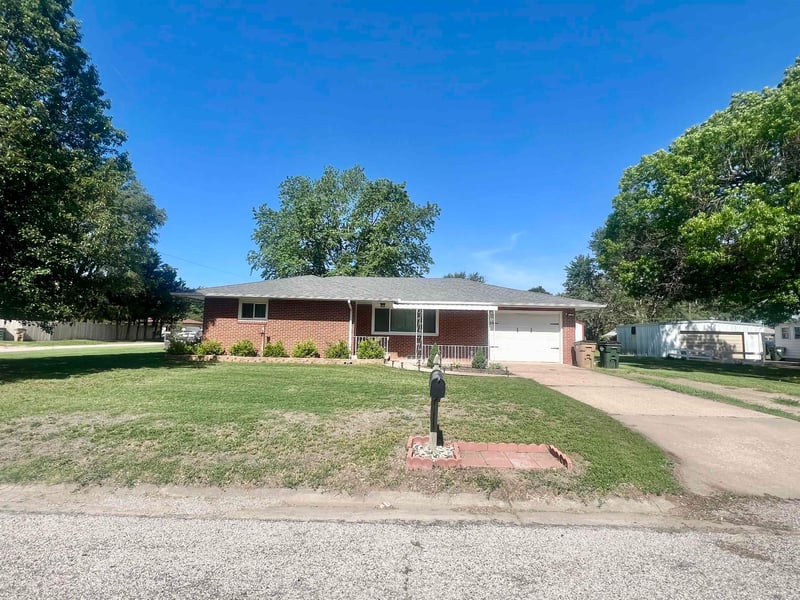 215 S Orchard St, Arlington, KS 67514