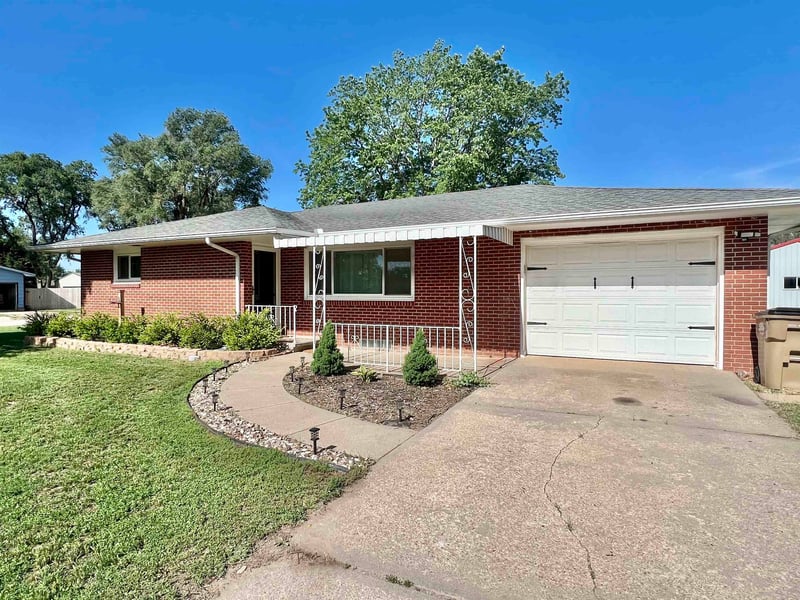 215 S Orchard St, Arlington, KS 67514