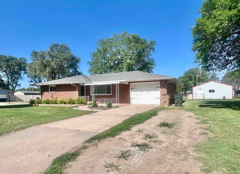 215 S Orchard St, Arlington, KS 67514