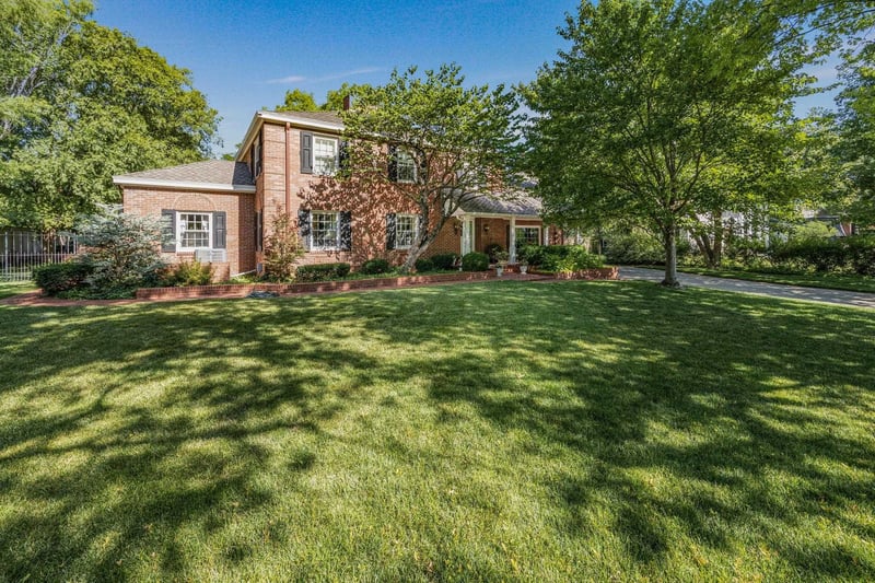 39 N Mission Rd, Eastborough, KS 67206
