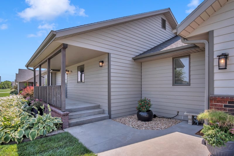 207 Unruh St, Moundridge, KS 67107