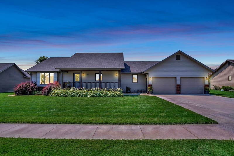 207 Unruh St, Moundridge, KS 67107