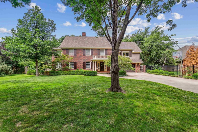 16 E Norfolk Dr, Eastborough, KS 67206