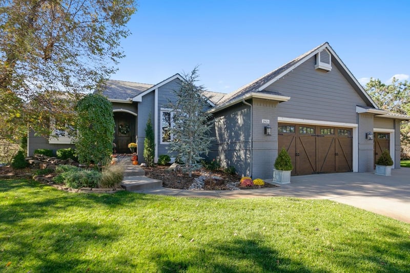 2621 N North Shore Cir, Wichita, KS 67205