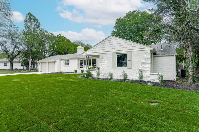 4 S Drury Ln, Eastborough, KS 67207