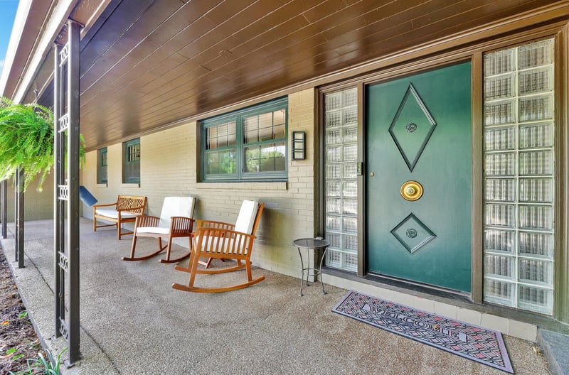 15 E English, Eastborough, KS 67207