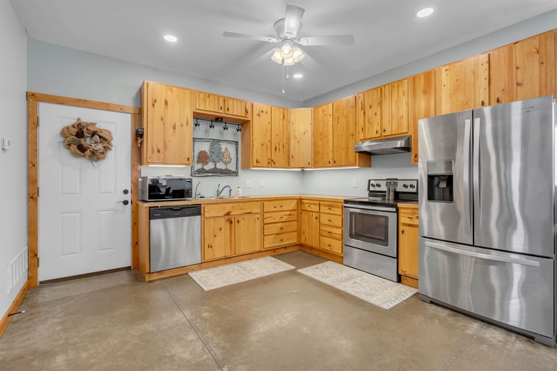 644 27th Ave, Canton, KS 67428