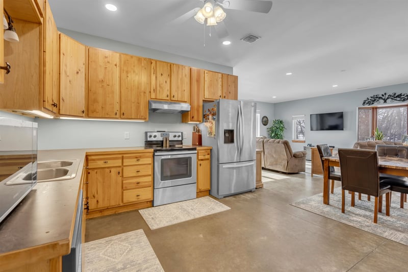 644 27th Ave, Canton, KS 67428