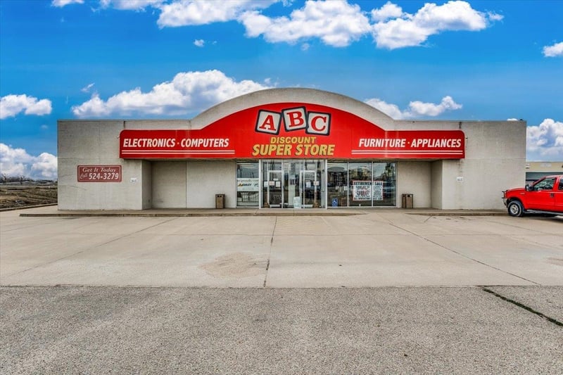 711 E 47th St S, Wichita, KS 67216