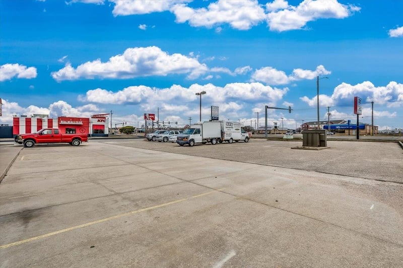 711 E 47th St S, Wichita, KS 67216