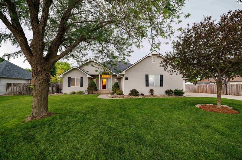 1109 Old Farm Estates Rd, Hutchinson, KS 67502