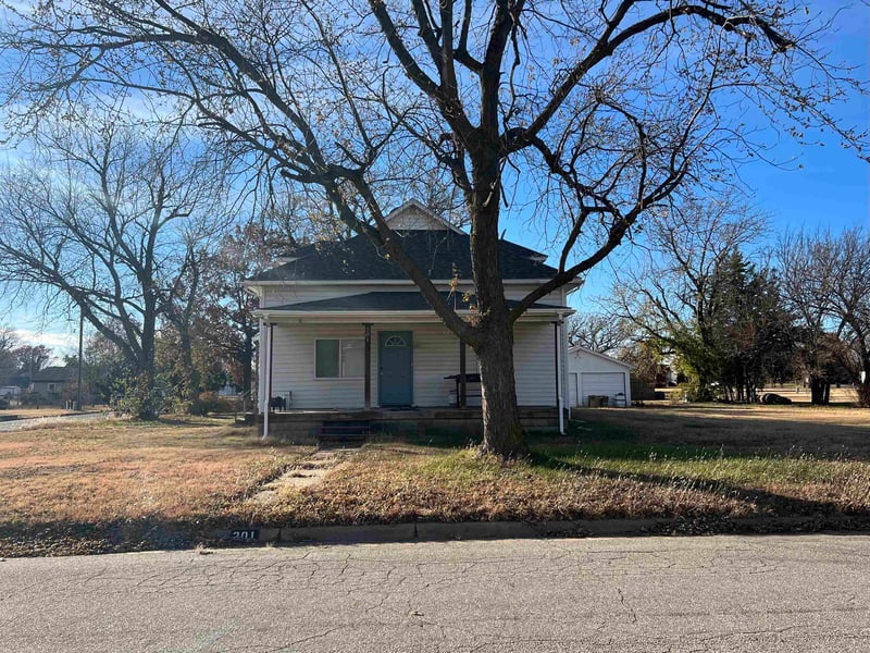 201 N Collingwood St, Pretty Prairie, KS 67570
