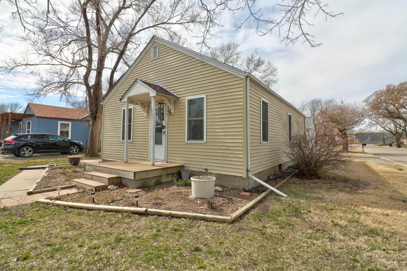 601 S Edwards Ave, Moundridge, KS 67107