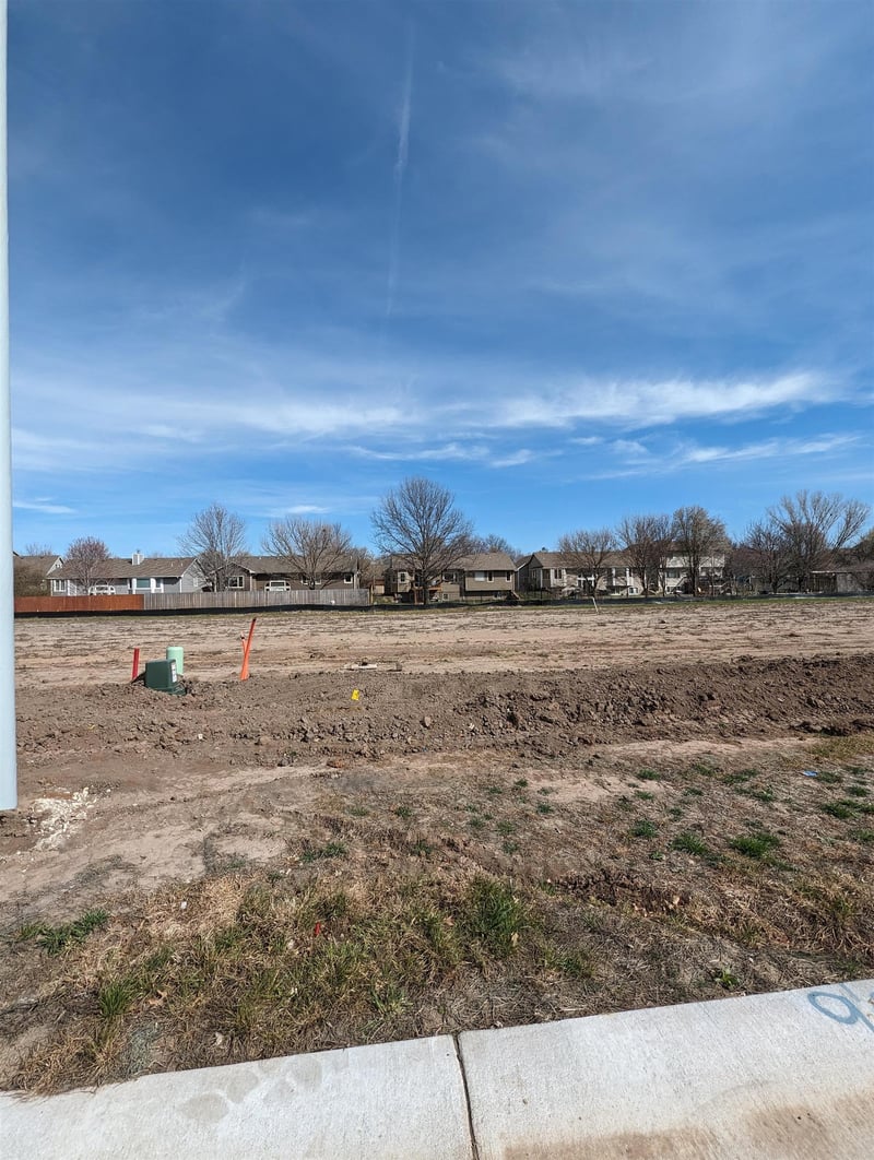 820 Cedar Downs Cir, Wichita, KS 67235