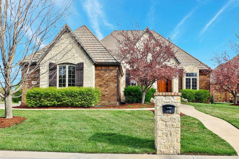 218 E Prairie Point Ct, Andover, KS 67002